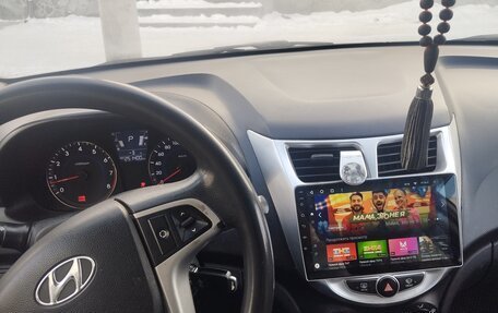 Hyundai Solaris II рестайлинг, 2013 год, 800 000 рублей, 5 фотография