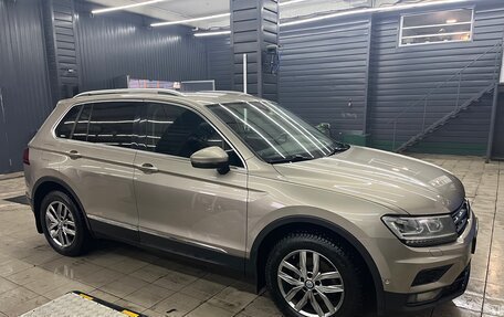 Volkswagen Tiguan II, 2018 год, 2 000 000 рублей, 2 фотография