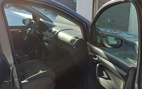 Volkswagen Touran III, 2010 год, 937 000 рублей, 4 фотография