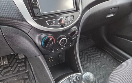 Hyundai Solaris II рестайлинг, 2013 год, 28 фотография