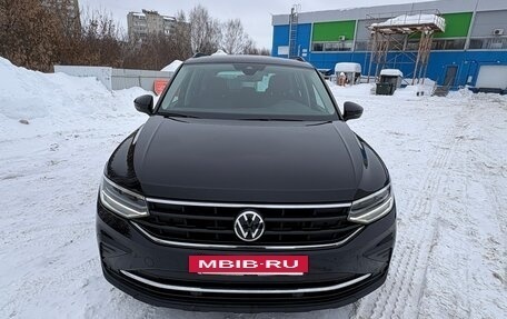 Volkswagen Tiguan II, 2021 год, 2 500 000 рублей, 2 фотография