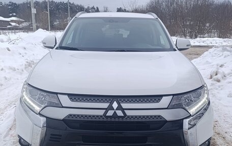 Mitsubishi Outlander III рестайлинг 3, 2019 год, 2 200 000 рублей, 1 фотография