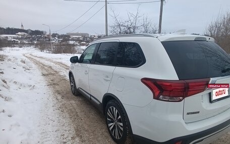 Mitsubishi Outlander III рестайлинг 3, 2019 год, 2 200 000 рублей, 2 фотография