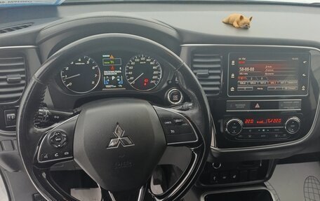 Mitsubishi Outlander III рестайлинг 3, 2019 год, 2 200 000 рублей, 5 фотография