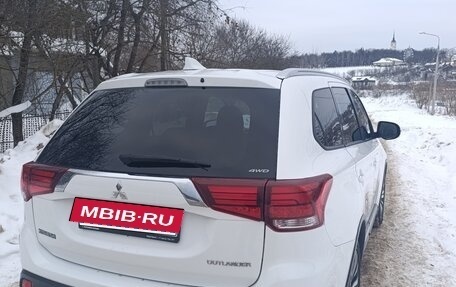 Mitsubishi Outlander III рестайлинг 3, 2019 год, 2 200 000 рублей, 3 фотография