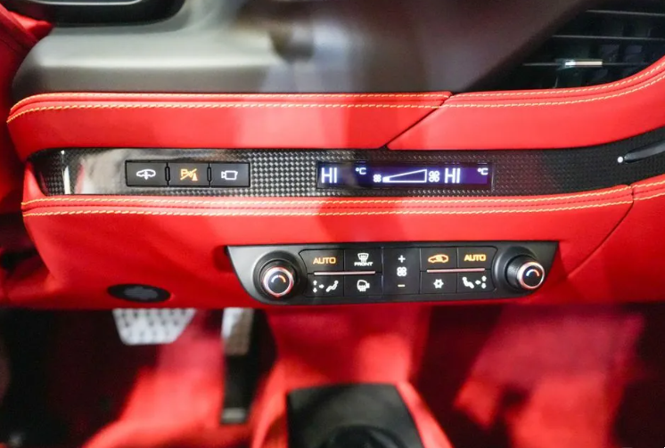 Ferrari F8, 2022 год, 29 200 000 рублей, 10 фотография