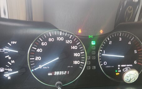 Toyota Land Cruiser 100 рестайлинг 2, 2006 год, 2 390 000 рублей, 13 фотография