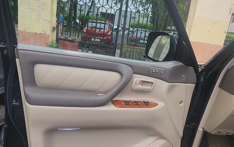 Toyota Land Cruiser 100 рестайлинг 2, 2006 год, 2 390 000 рублей, 34 фотография