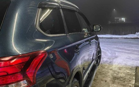 Mitsubishi Outlander III рестайлинг 3, 2018 год, 1 800 000 рублей, 3 фотография