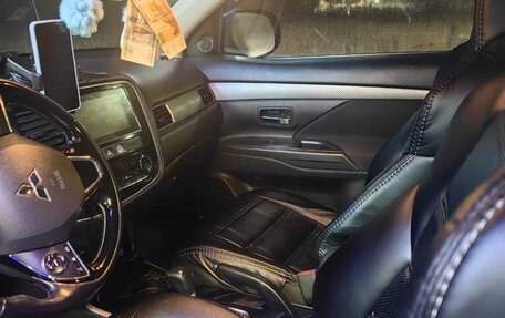 Mitsubishi Outlander III рестайлинг 3, 2018 год, 1 800 000 рублей, 6 фотография