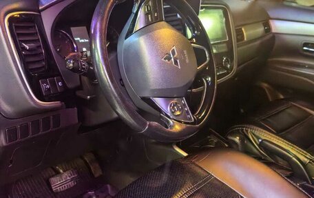 Mitsubishi Outlander III рестайлинг 3, 2018 год, 1 800 000 рублей, 12 фотография