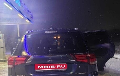 Mitsubishi Outlander III рестайлинг 3, 2018 год, 1 800 000 рублей, 14 фотография