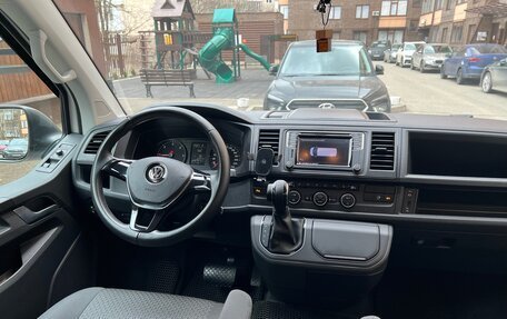 Volkswagen Multivan T6 рестайлинг, 2017 год, 3 800 000 рублей, 10 фотография