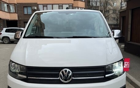 Volkswagen Multivan T6 рестайлинг, 2017 год, 3 800 000 рублей, 3 фотография