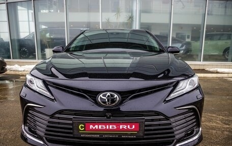 Toyota Camry, 2021 год, 3 988 000 рублей, 2 фотография