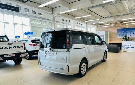 Toyota Voxy III, 2017 год, 2 629 000 рублей, 6 фотография