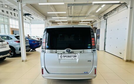 Toyota Voxy III, 2017 год, 2 629 000 рублей, 5 фотография