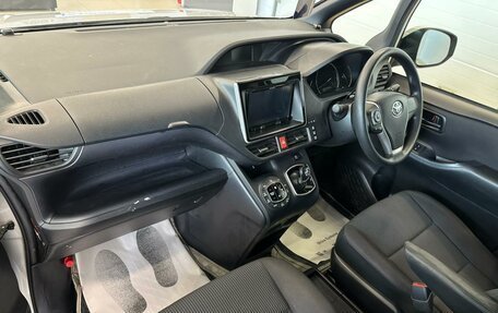 Toyota Voxy III, 2017 год, 2 629 000 рублей, 13 фотография