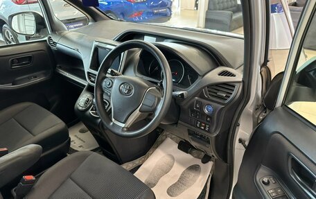 Toyota Voxy III, 2017 год, 2 629 000 рублей, 10 фотография