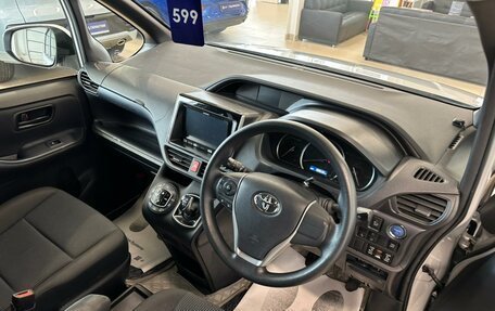 Toyota Voxy III, 2017 год, 2 629 000 рублей, 11 фотография