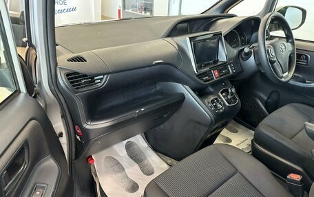 Toyota Voxy III, 2017 год, 2 629 000 рублей, 12 фотография