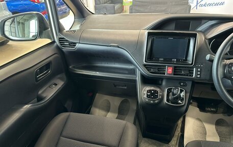 Toyota Voxy III, 2017 год, 2 629 000 рублей, 14 фотография