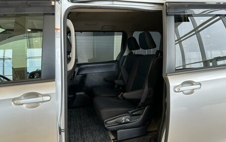 Toyota Voxy III, 2017 год, 2 629 000 рублей, 18 фотография