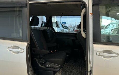 Toyota Voxy III, 2017 год, 2 629 000 рублей, 19 фотография