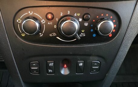 Renault Logan II, 2018 год, 820 000 рублей, 14 фотография