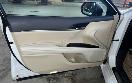 Toyota Camry, 2022 год, 2 350 000 рублей, 9 фотография