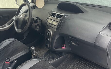 Toyota Yaris III рестайлинг, 2009 год, 650 000 рублей, 1 фотография