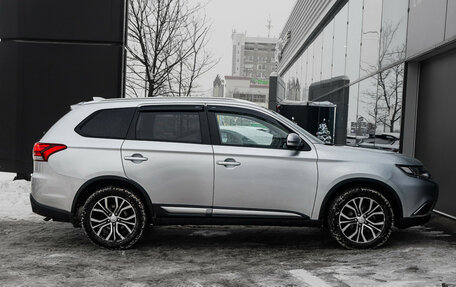 Mitsubishi Outlander III рестайлинг 3, 2018 год, 2 090 000 рублей, 4 фотография