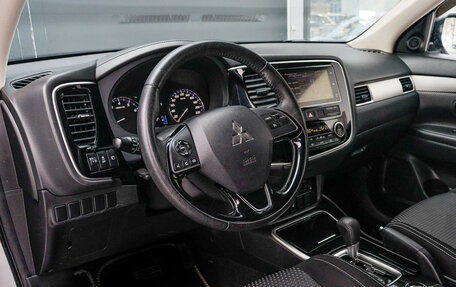 Mitsubishi Outlander III рестайлинг 3, 2018 год, 2 090 000 рублей, 14 фотография