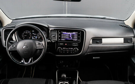 Mitsubishi Outlander III рестайлинг 3, 2018 год, 2 090 000 рублей, 11 фотография