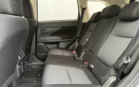 Mitsubishi Outlander III рестайлинг 3, 2019 год, 2 406 000 рублей, 11 фотография