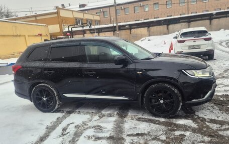 Mitsubishi Outlander III рестайлинг 3, 2017 год, 1 050 000 рублей, 3 фотография