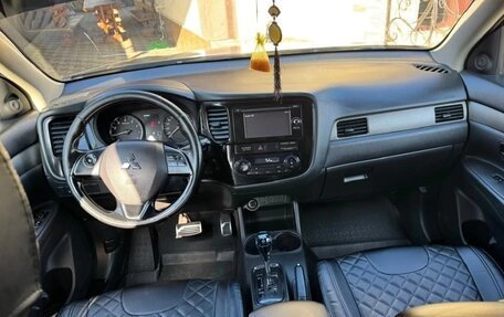 Mitsubishi Outlander III рестайлинг 3, 2015 год, 1 750 000 рублей, 6 фотография