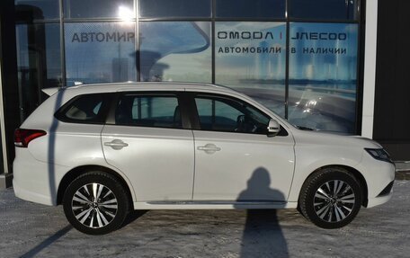 Mitsubishi Outlander III рестайлинг 3, 2022 год, 2 975 000 рублей, 4 фотография
