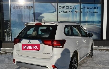 Mitsubishi Outlander III рестайлинг 3, 2022 год, 2 975 000 рублей, 5 фотография