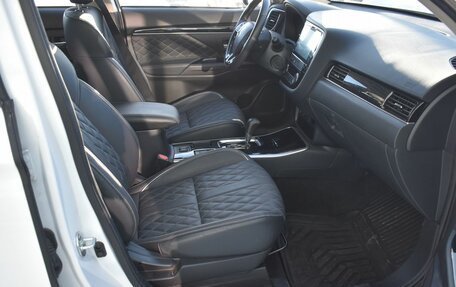 Mitsubishi Outlander III рестайлинг 3, 2022 год, 2 975 000 рублей, 10 фотография