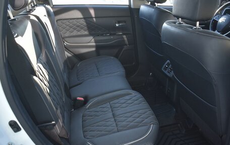 Mitsubishi Outlander III рестайлинг 3, 2022 год, 2 975 000 рублей, 11 фотография