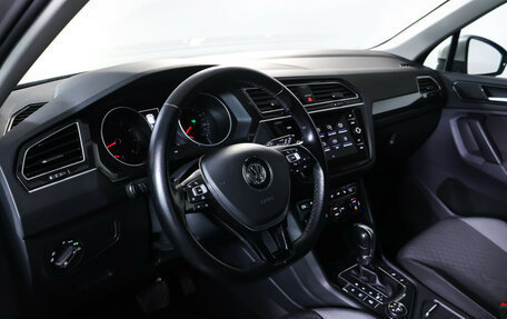 Volkswagen Tiguan II, 2017 год, 2 437 000 рублей, 15 фотография