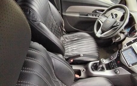 Chevrolet Cruze II, 2010 год, 670 000 рублей, 3 фотография