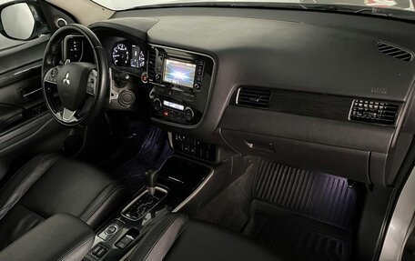 Mitsubishi Outlander III рестайлинг 3, 2017 год, 2 065 000 рублей, 11 фотография