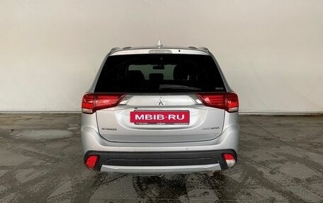 Mitsubishi Outlander III рестайлинг 3, 2017 год, 2 065 000 рублей, 5 фотография