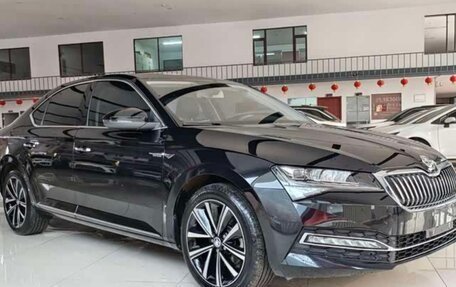 Skoda Superb III рестайлинг, 2023 год, 1 980 000 рублей, 1 фотография