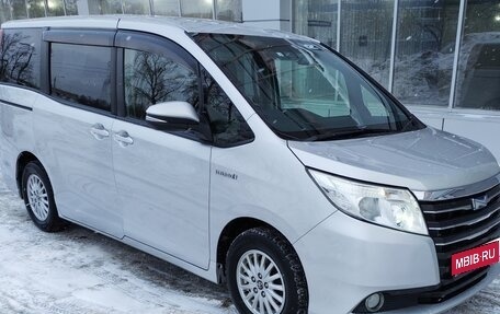 Toyota Noah III, 2016 год, 2 050 000 рублей, 1 фотография