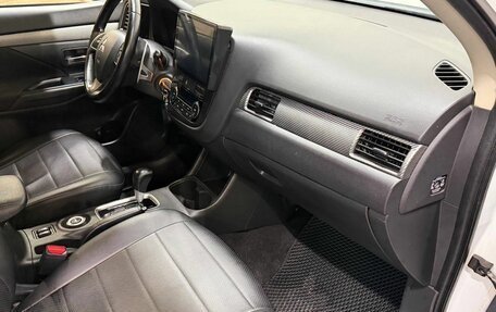 Mitsubishi Outlander III рестайлинг 3, 2013 год, 1 399 000 рублей, 8 фотография