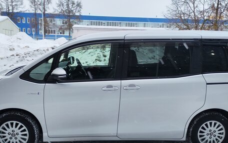 Toyota Noah III, 2016 год, 2 050 000 рублей, 5 фотография