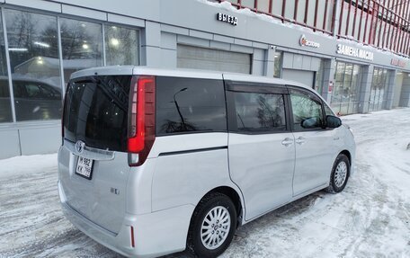 Toyota Noah III, 2016 год, 2 050 000 рублей, 3 фотография